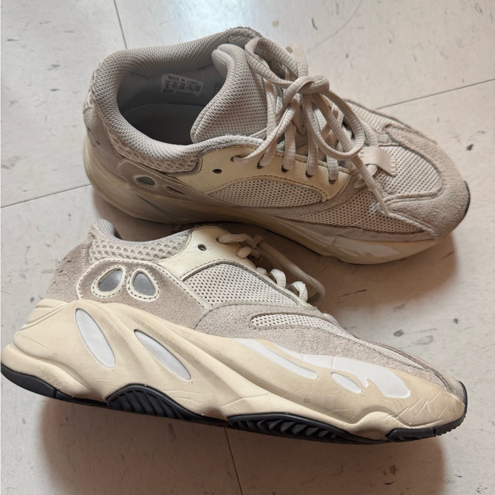 Adidas Yeezy beige sneakers size 4